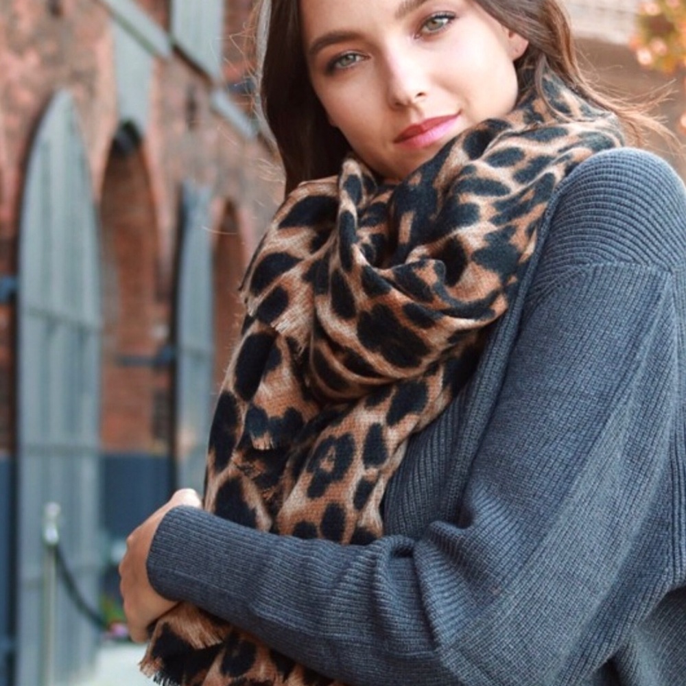 Leopard Blanket Scarf - Picture 3 of 4